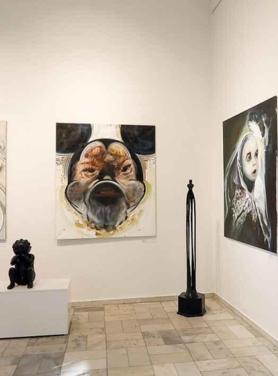 Spejbl a Hurvínek v nacistických uniformách. Forman provokuje v brněnské galerii