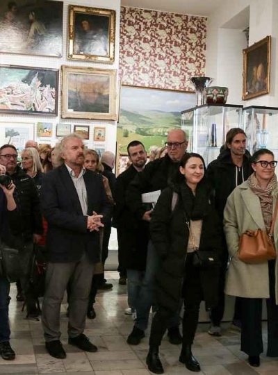 Galerie Graciano otevřela nové prostory. Vernisáž přilákala desítky lidí