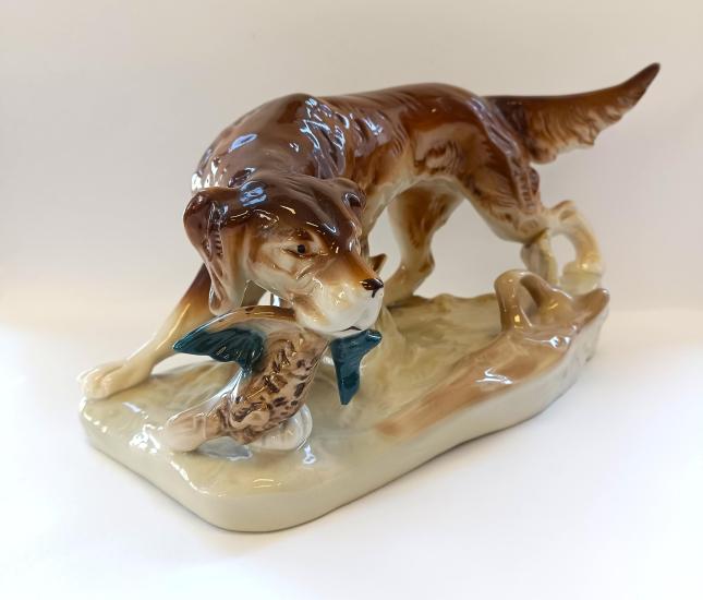 Porcelánová figurka pes s kachnou Royal Dux - 2 Porcelánová figurka pes s kachnou Royal Dux - 2