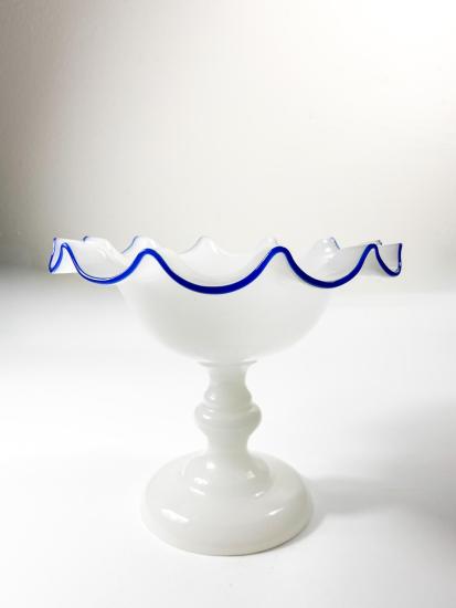 Bílý nástolec s modrou linkou, 15 cm - 1 Bílý nástolec s modrou linkou, 15 cm - 1