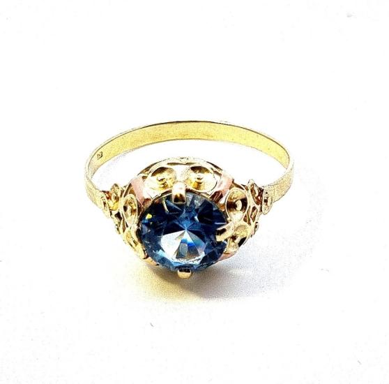 Zlatý prsten s modrým kamenem - topaz, vel. 70