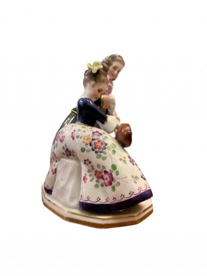 Porcelánová soška galantních dětí