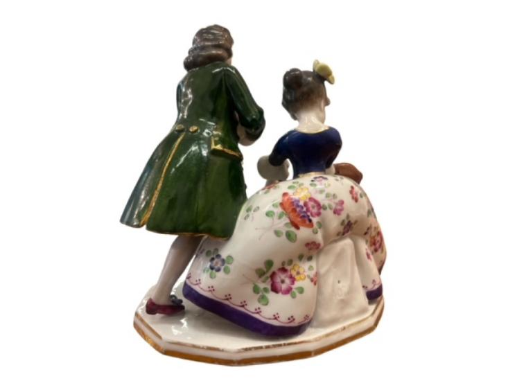 Porcelánová soška galantních dětí