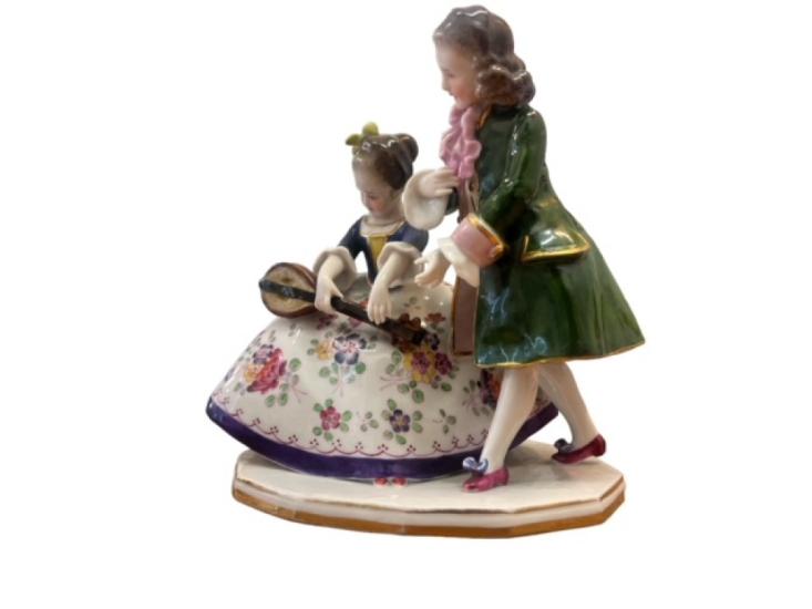 Porcelánová soška galantních dětí