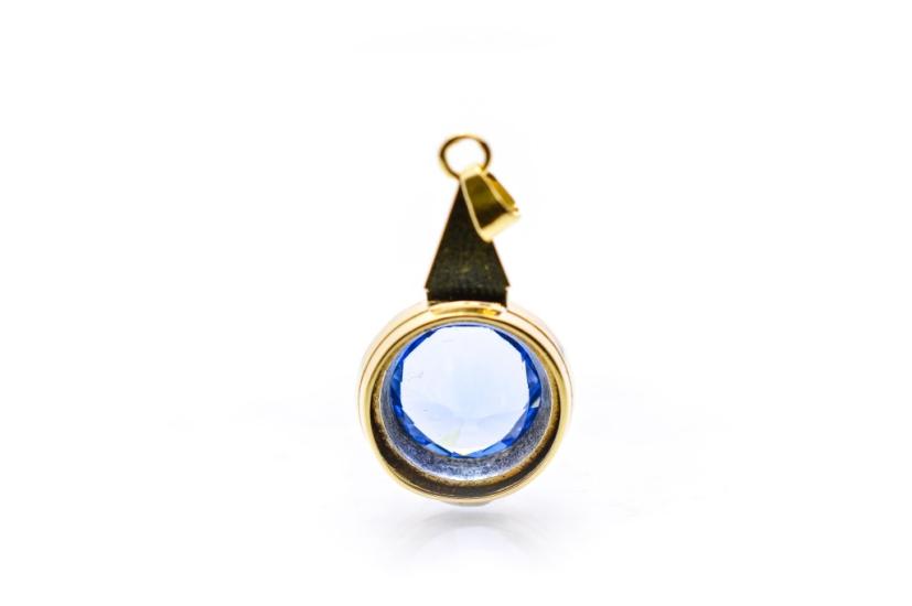 Starožitný zlatý přívěs s modrým kamenem - topaz