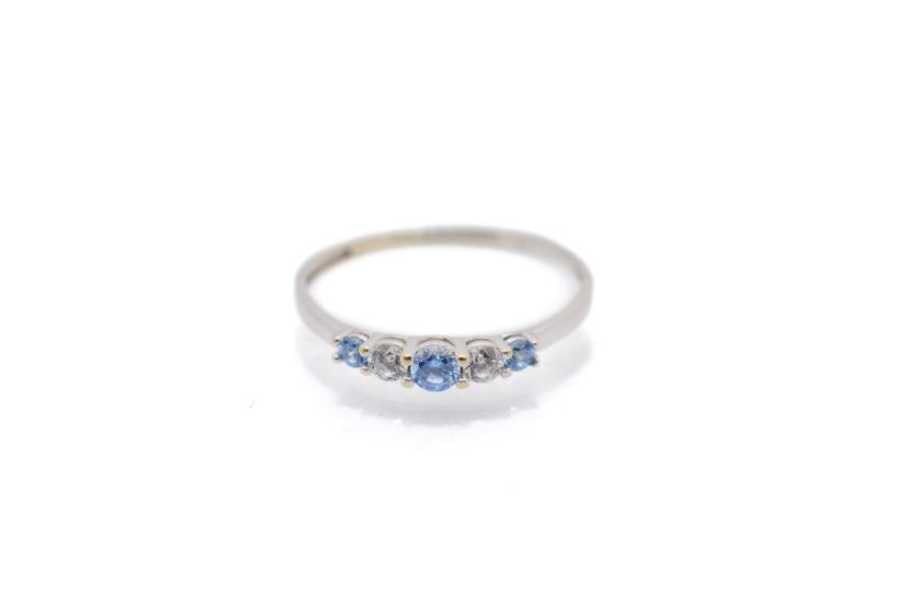 Zlatý prsten se zirkony a modrými kamínky - topaz,  vel. 56