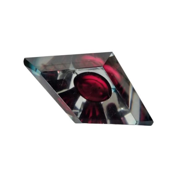 Váza s rubínovým jádrem