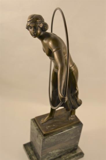 Art deco, žena s kruhem