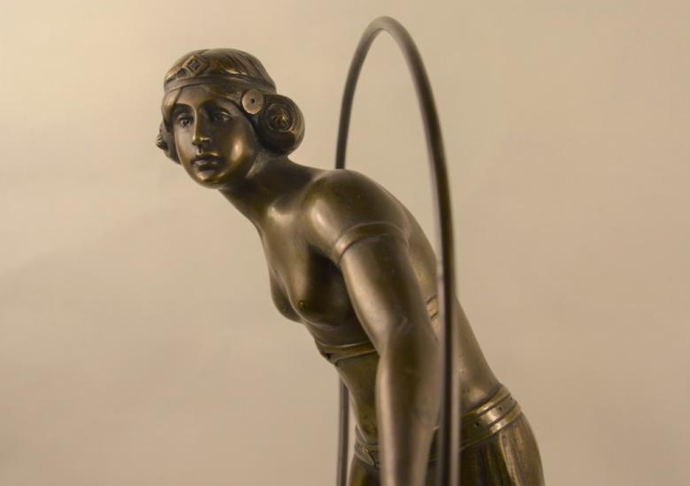 Art deco, žena s kruhem