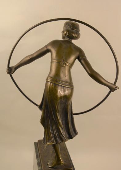 Art deco, žena s kruhem