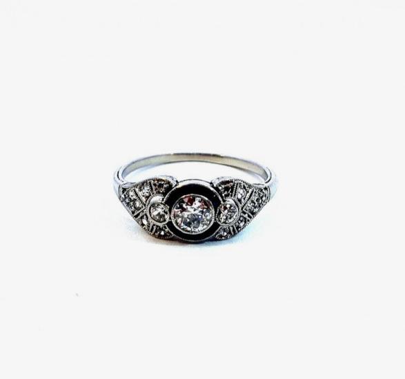 Platinový prsten s diamanty a safíry, vel. 58