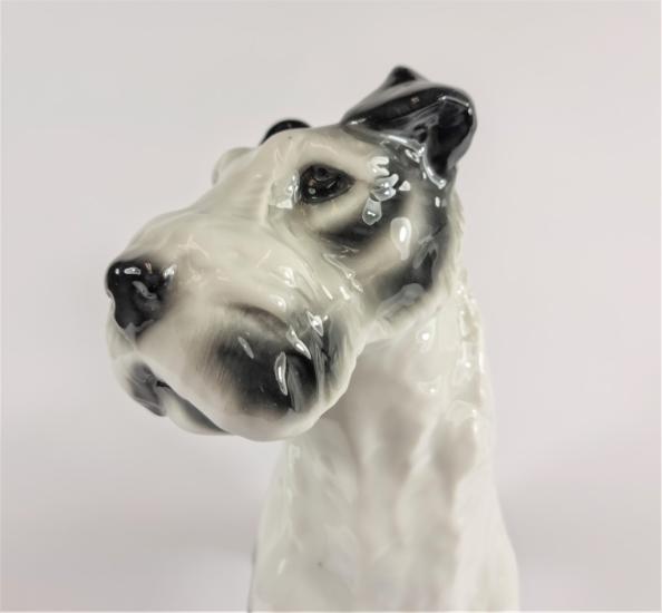 Porcelánová soška foxteriér