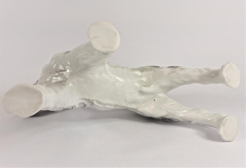 Porcelánová soška foxteriér