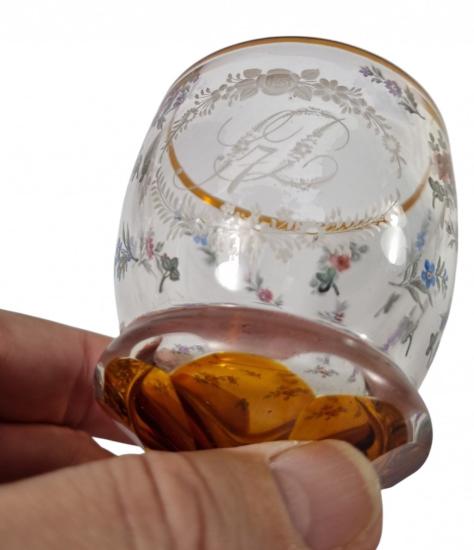 Starožitný pohárek s květinami- Biedermeier