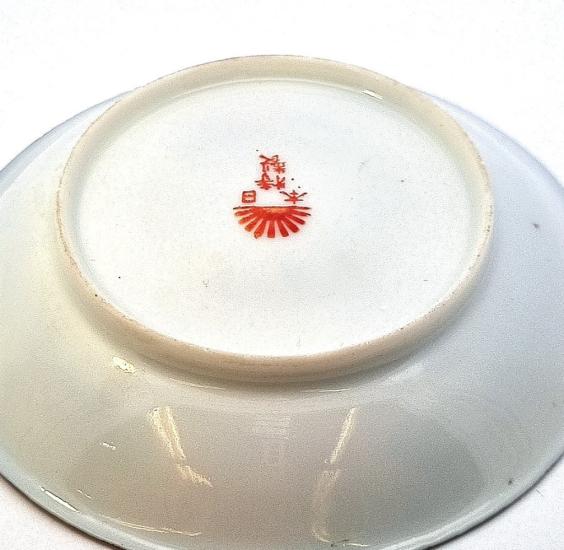 Ručně malovaný porcelánový šálek s podšálkem
