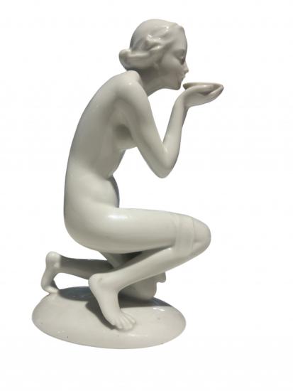 Porcelánová Art Deco soška- Akt dívky s miskou