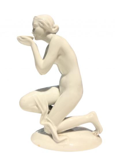 Porcelánová Art Deco soška- Akt dívky s miskou