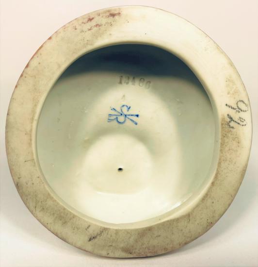 Porcelánová Kleopatra s míčem