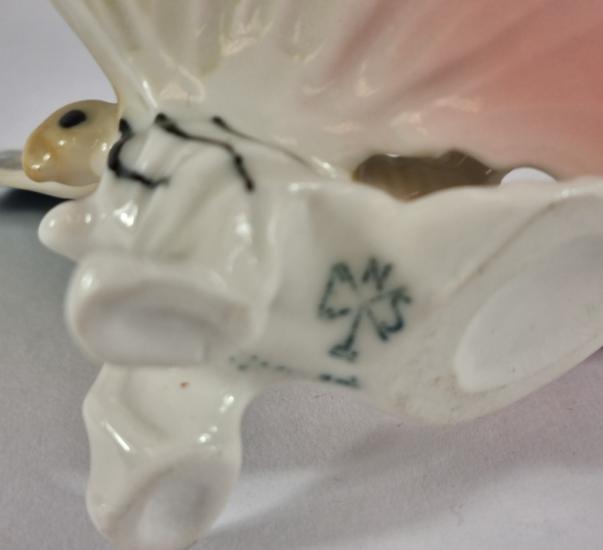 Porcelánová soška - růžovomodrý motýl
