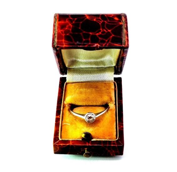 První republika ,prsten s diamantem 0,3 ct - vel. 60