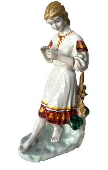 Starožitná porcelánová soška- Dívka v kroji