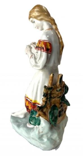 Starožitná porcelánová soška- Dívka v kroji