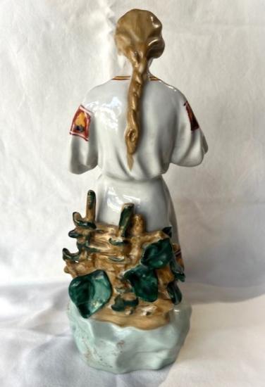 Starožitná porcelánová soška- Dívka v kroji