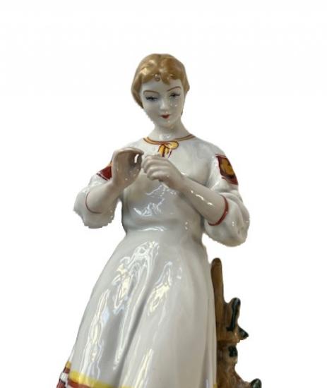 Starožitná porcelánová soška- Dívka v kroji