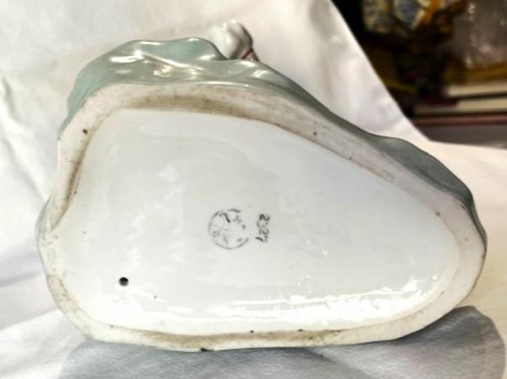Starožitná porcelánová soška- Dívka v kroji