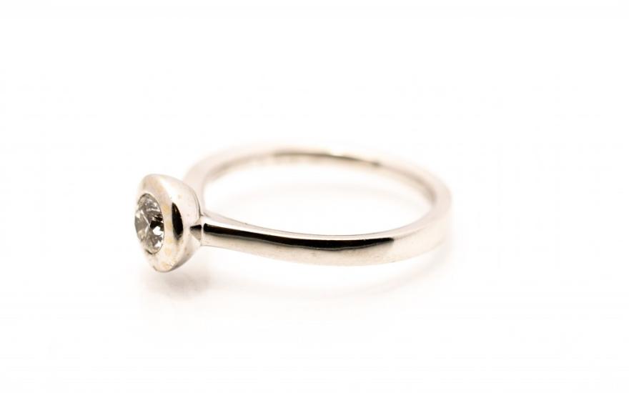 Prsten z bílého zlata s diamantem, 0,35 ct, vel. 54