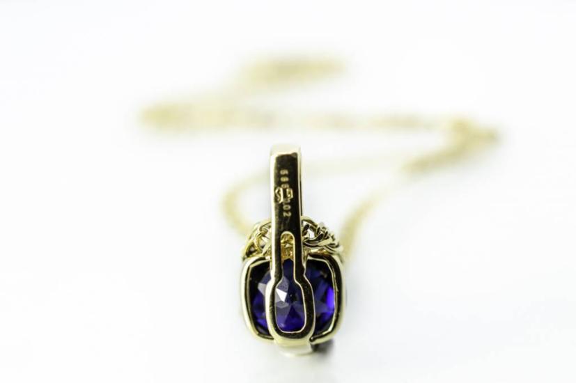 Zlatý přívěs s diamanty (5 x 0,01 ct) a safírem