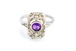 Prsten z bílého zlata s ametystem a diamanty. Ve stylu Art deco. Vel. 53