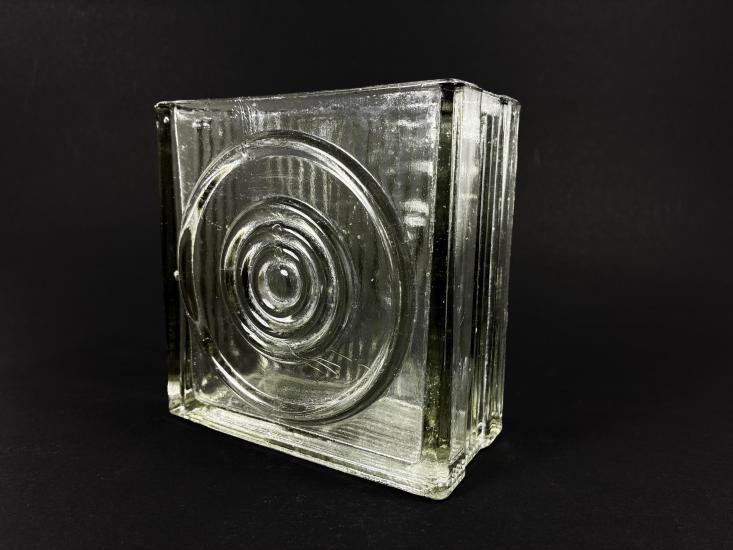 Hranatá váza z lisovaného skla , - 1 Hranatá váza z lisovaného skla , - 1