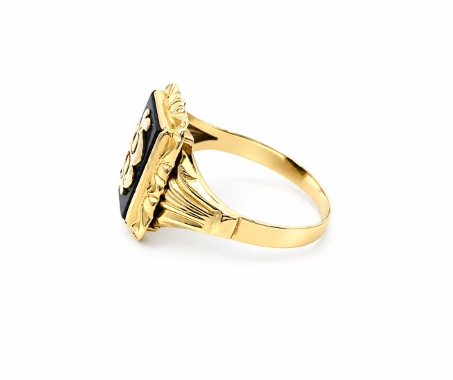 Zlatý pánský prsten s onyxem a monogramem, vel. 68 Zlatý pánský prsten s onyxem a monogramem, vel. 68