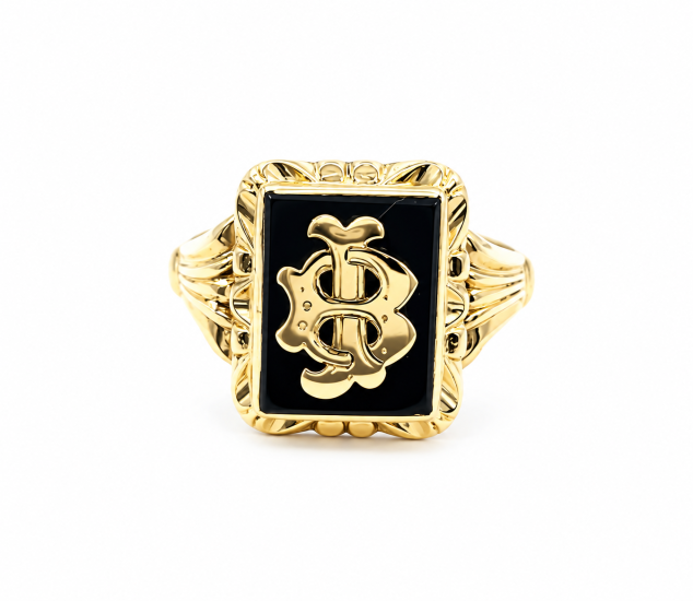 Zlatý pánský prsten s onyxem a monogramem, vel. 68 Zlatý pánský prsten s onyxem a monogramem, vel. 68