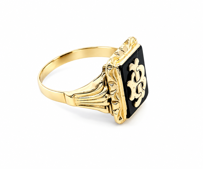Zlatý pánský prsten s onyxem a monogramem, vel. 68 Zlatý pánský prsten s onyxem a monogramem, vel. 68