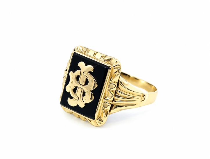 Zlatý pánský prsten s onyxem a monogramem, vel. 68 Zlatý pánský prsten s onyxem a monogramem, vel. 68
