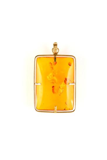 Zlatý přívěsek s jantarem