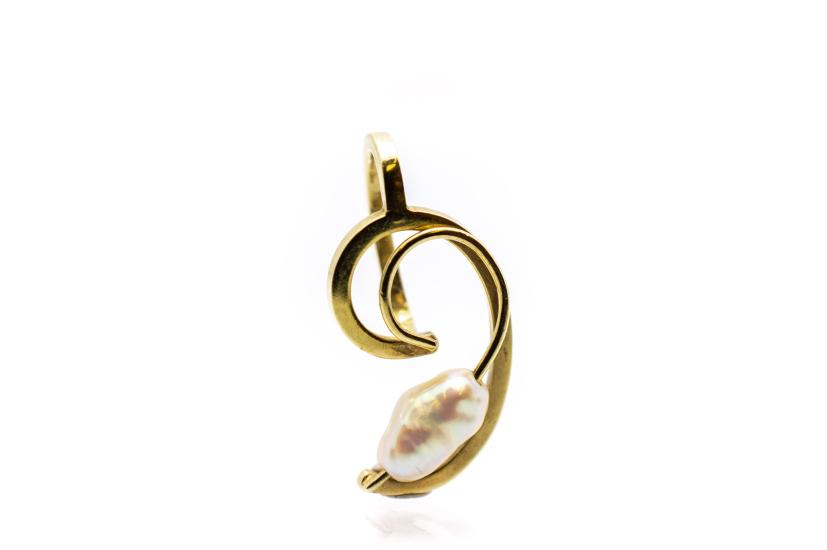 Zlatý přívěšek s říční perlou