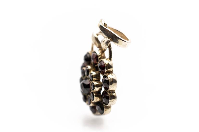 Stříbrný přívěsek s českými granáty