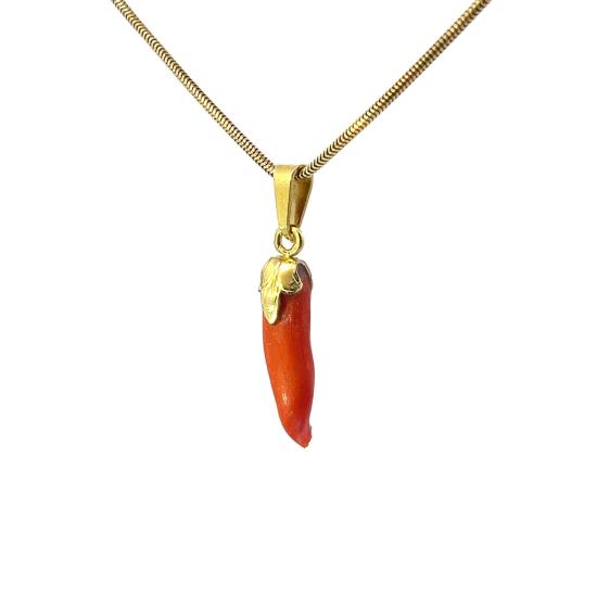 Zlatý přívěs s korálem