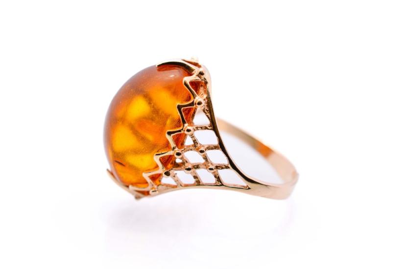 Zlatý prsten s jantarem, vel. 58