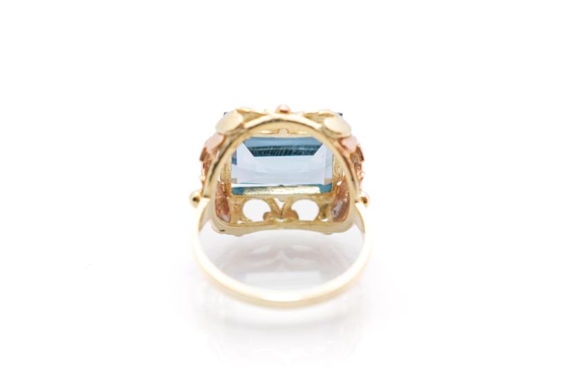 Zlatý prsten s modrým kamenem - topaz, vel. 54