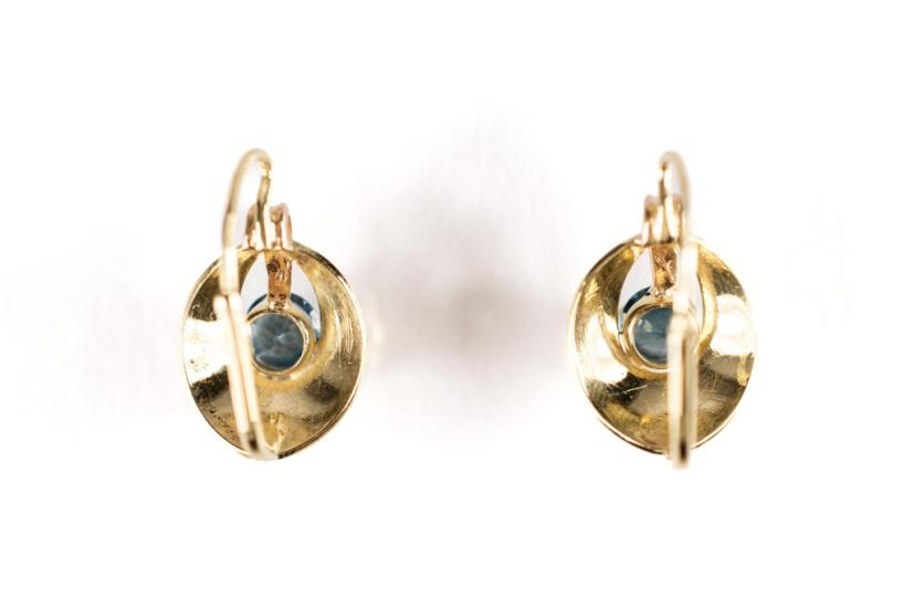 Zlaté náušnice s modrým kamenem