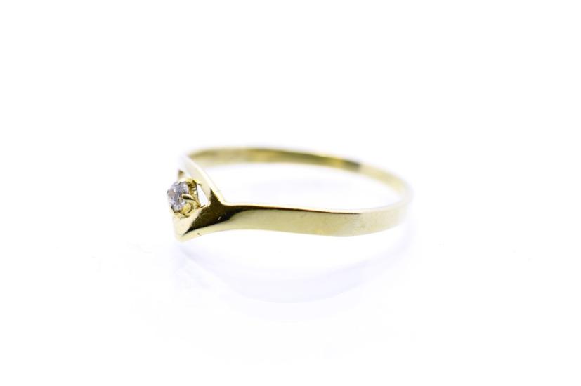 Zlatý prsten se zirkonem, vel. 61