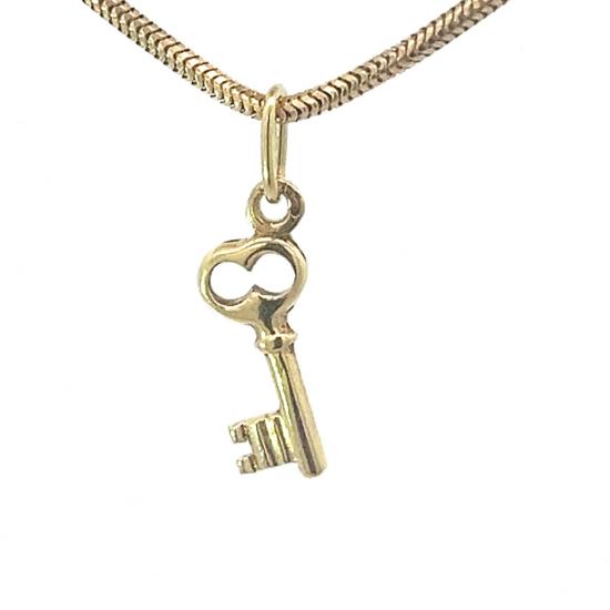 Zlatý přívěs, klíč