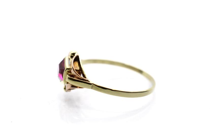 Zlatý prsten s rubínem, vel. 56