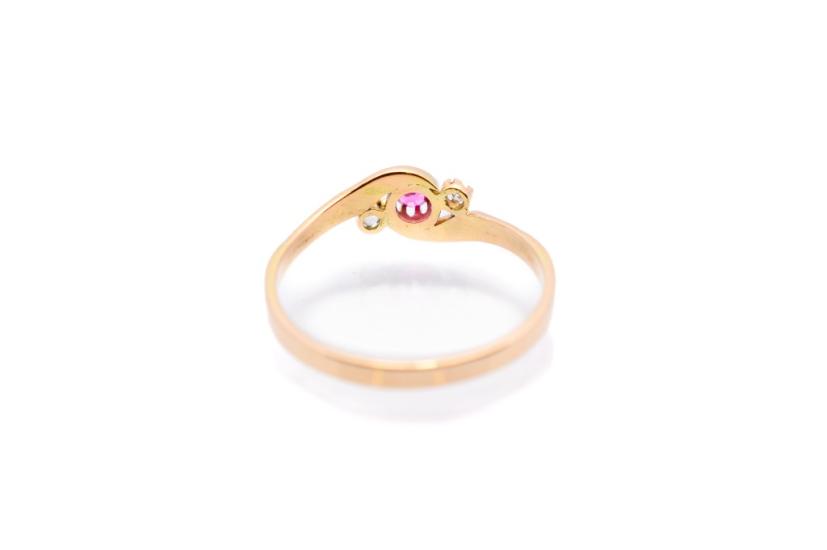 Starožitný zlatý prsten s růžovým kamínkem a zirkony, vel. 60