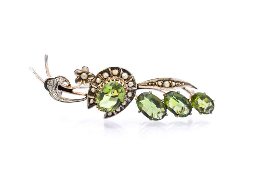 Starožitná stříbrná brož s olivínem a perličkami