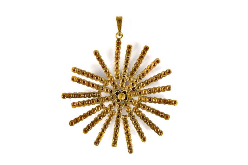 Stříbrný přívěs s českými granáty